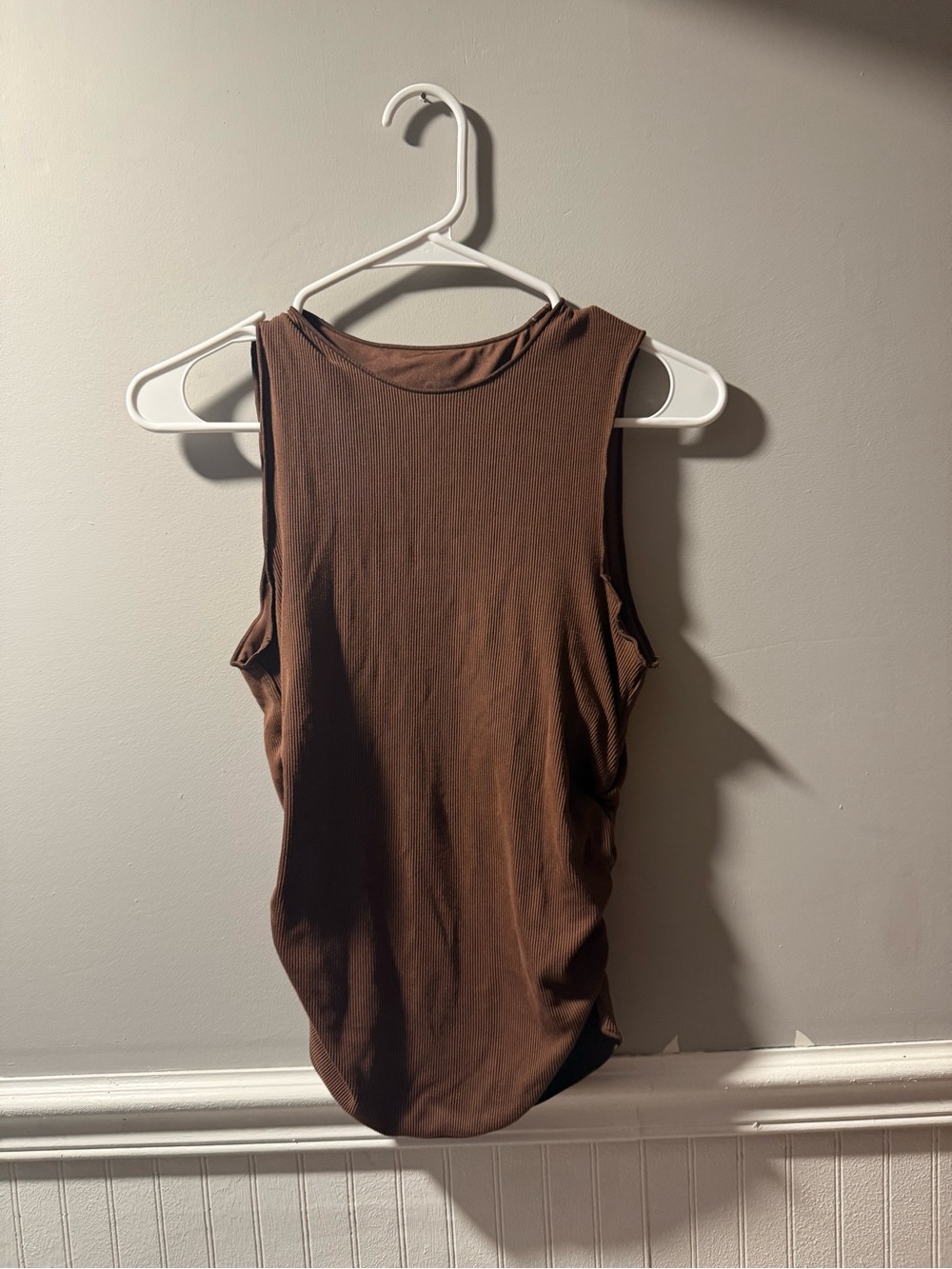 Alo Ribbed En Pointe Tank medium - Picture 3 of 6